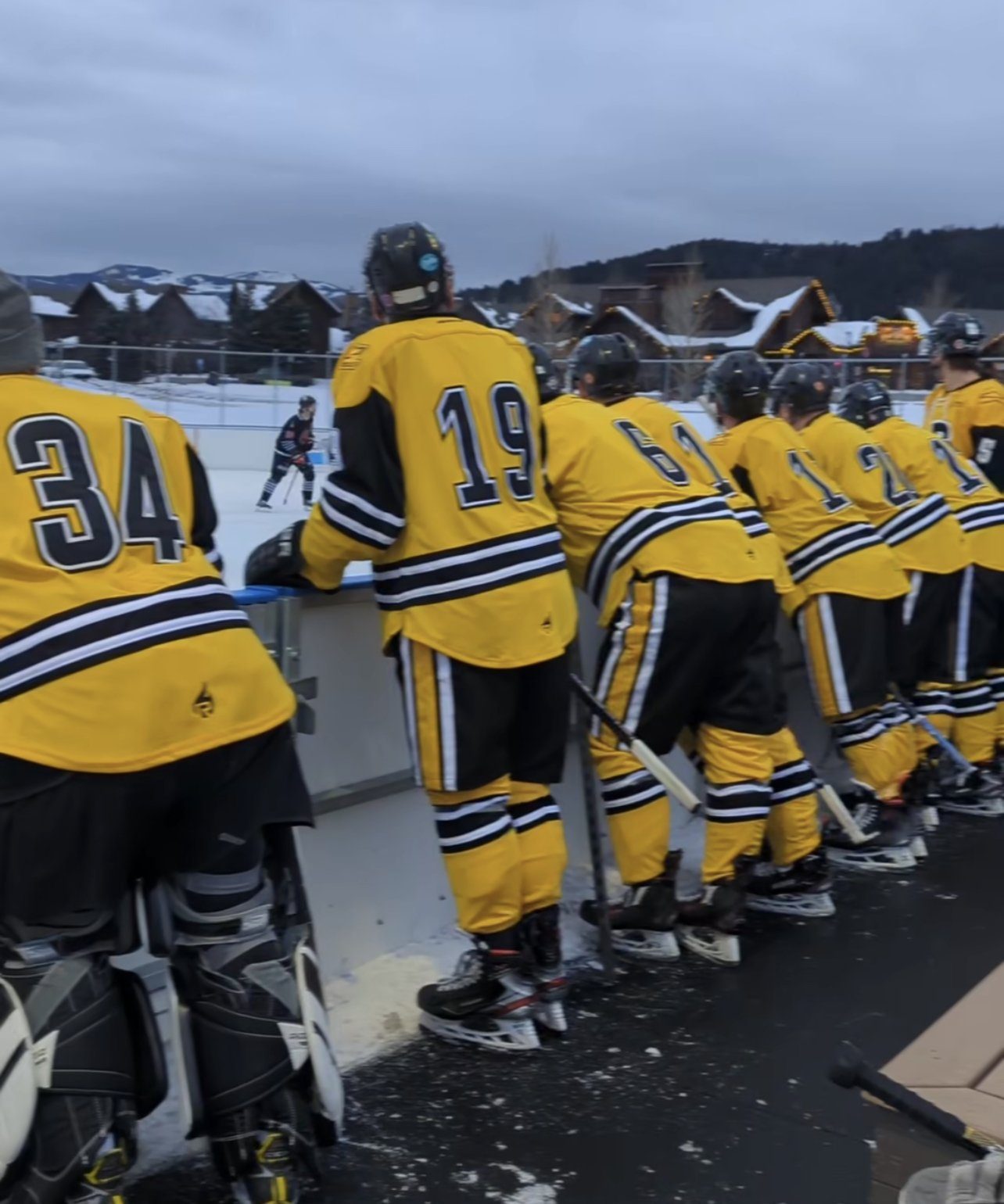 The Bozeman Stingers on the bench during the outdoor hockey game in Big Sky (Photo: Bozeman Stingers)
